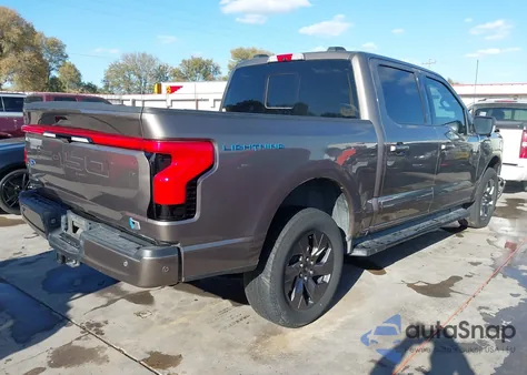 2023 Ford F-150 Lightning Lariat z USA, uszkodzony, nr VIN 1FTVW1EL4PWG02744